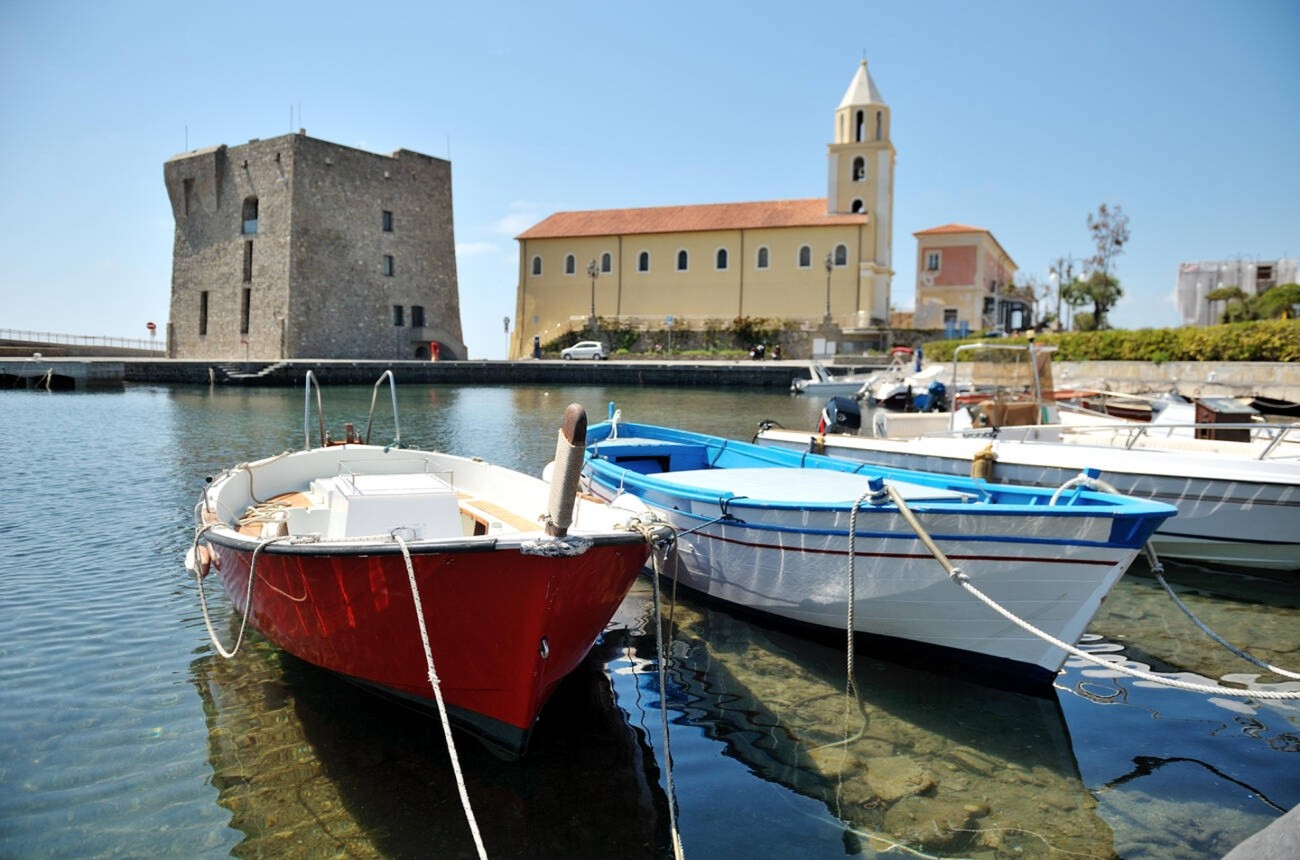 Acciaroli, borgo marinaro dei centenari, con il porto e la Torre Normanna