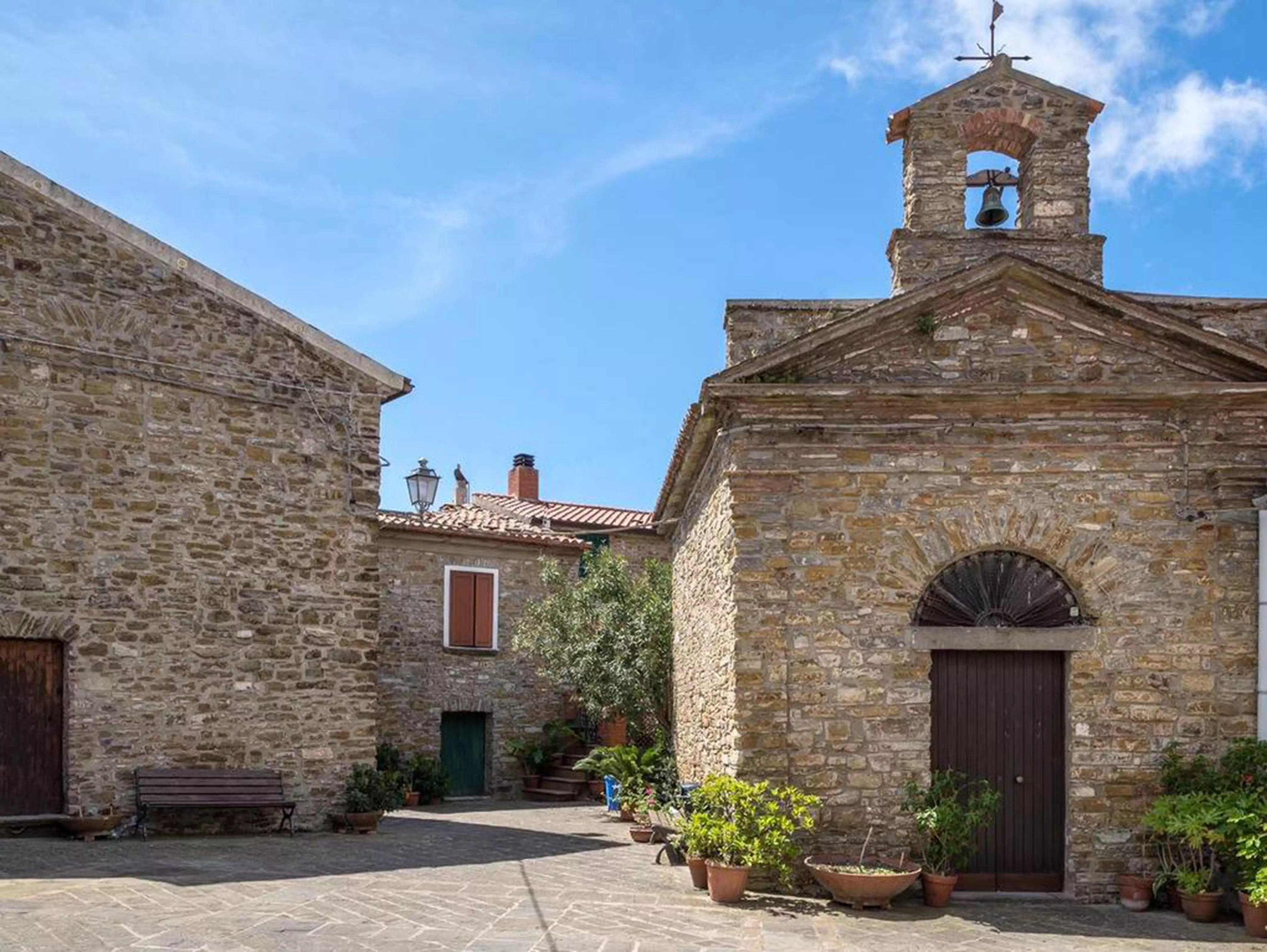 Il Castello dei Principi Capano nel borgo storico di Pollica