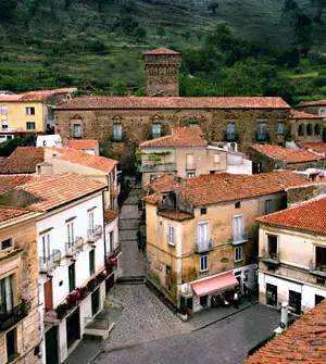 La torre quadrangolare del Castello dei Principi Capano a Pollica
