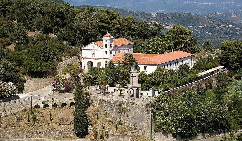 Il chiostro e la cappella del Convento di Santa Maria delle Grazie a Pollica
