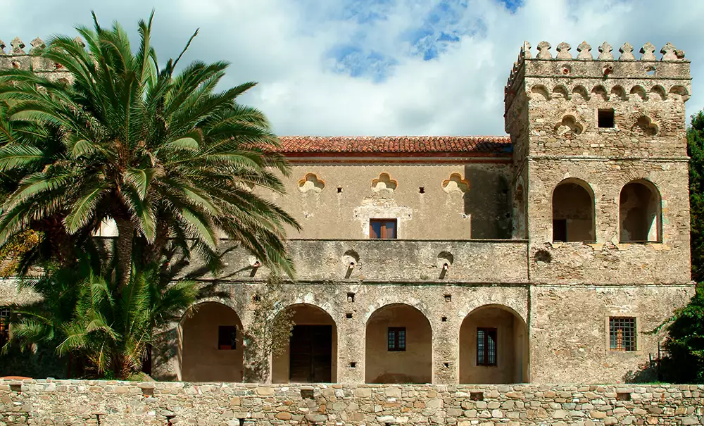 La facciata di Palazzo Vinciprova a Pioppi con le torri merlate