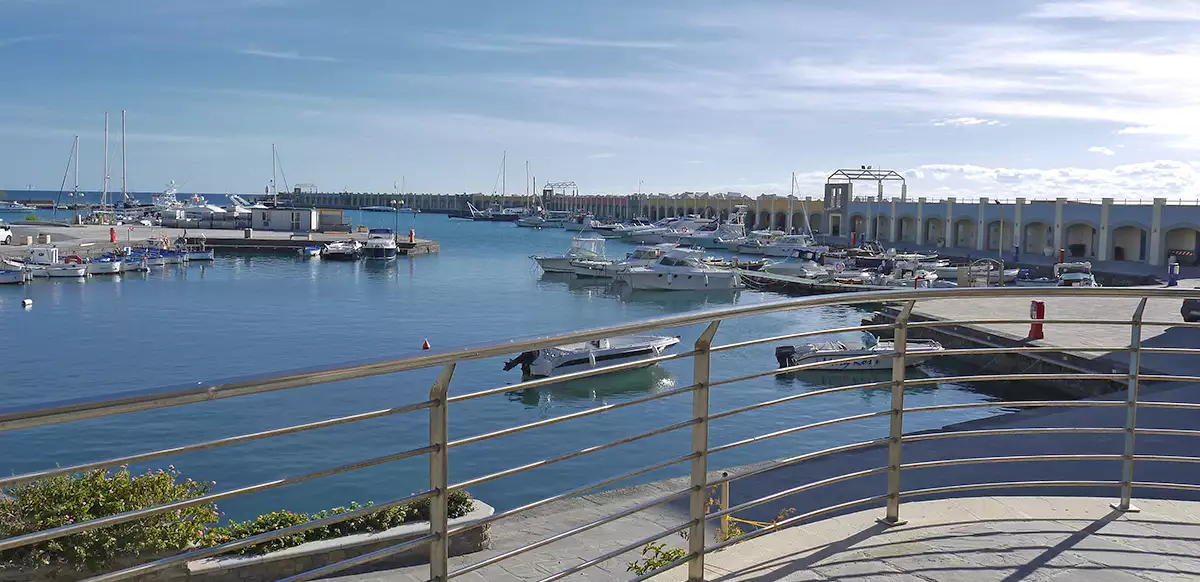 Le banchine e le barche del porto di Acciaroli