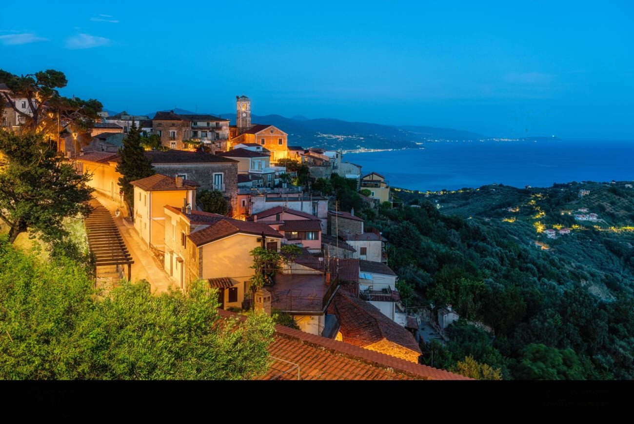 Il borgo di Pollica e il campanile all'imbrunire