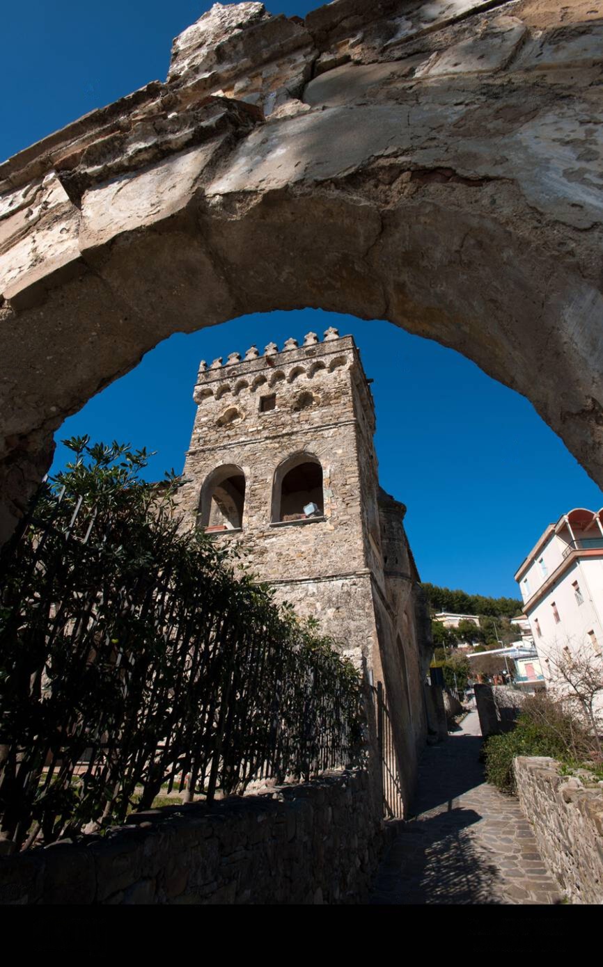 Arco e torre nel centro storico di Pollica