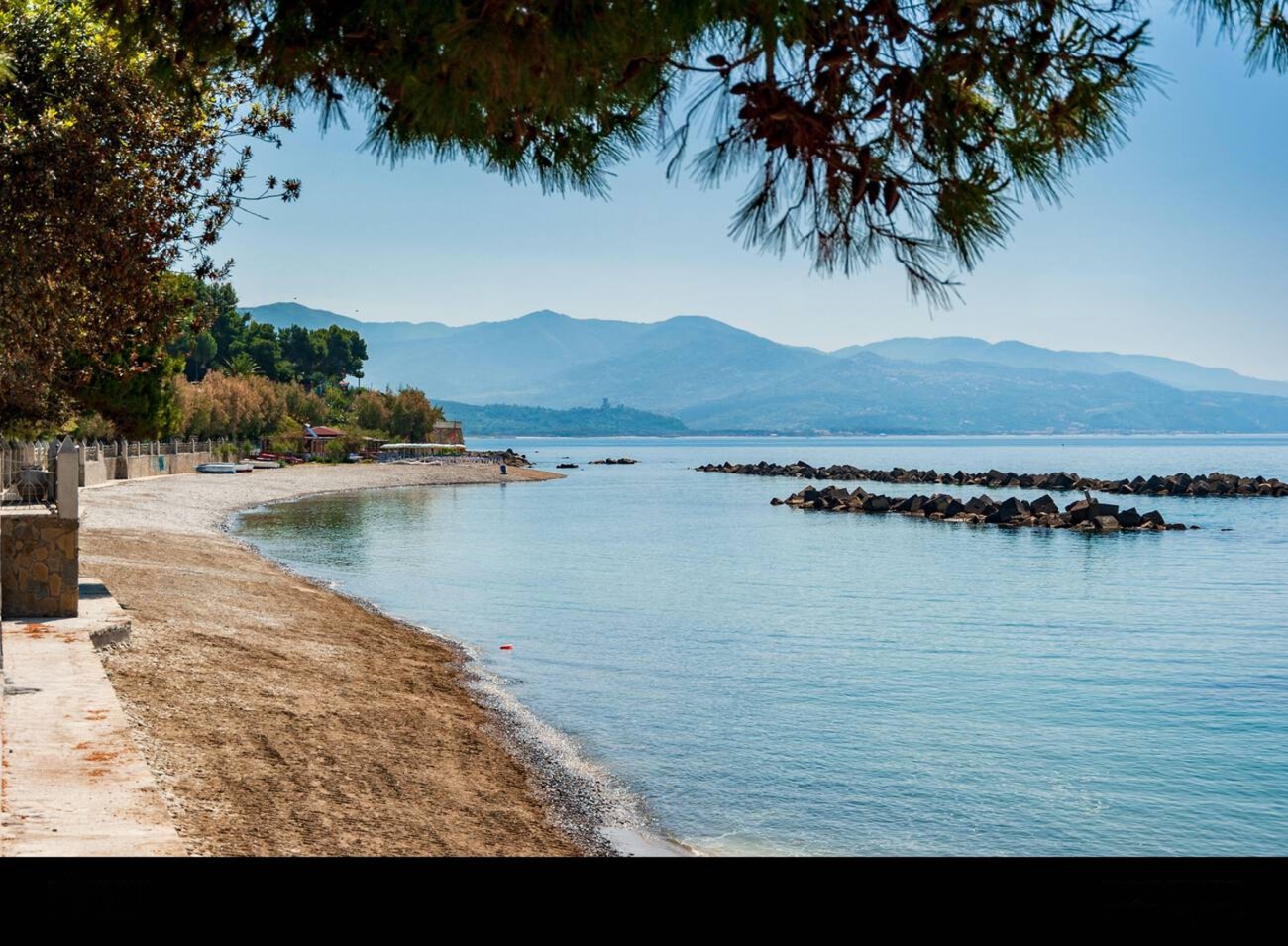 Spiaggia di Pioppi con pineta e scogliera, tra le più belle d'Italia
