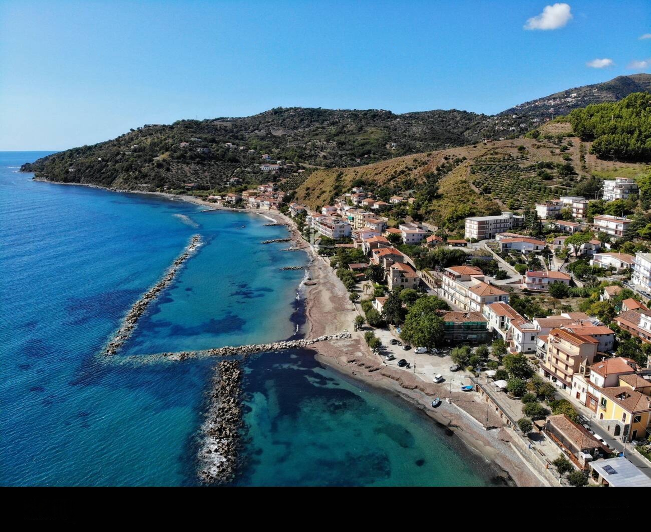Pioppi — vista del borgo dal mare