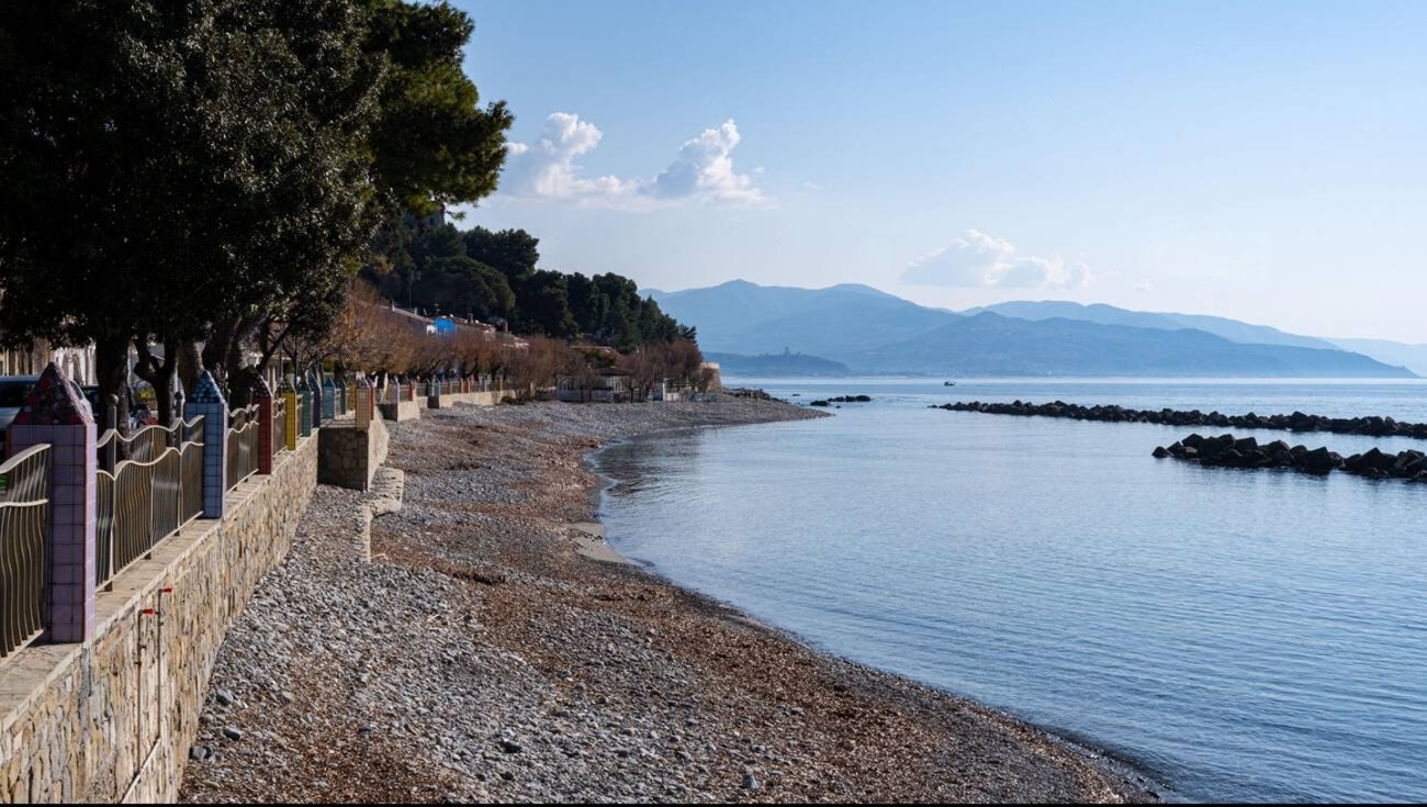 Lungomare e spiaggia di ciottoli di Pioppi